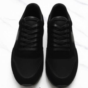 Midnight Motion – Sleek All-Black Performance Sneakers